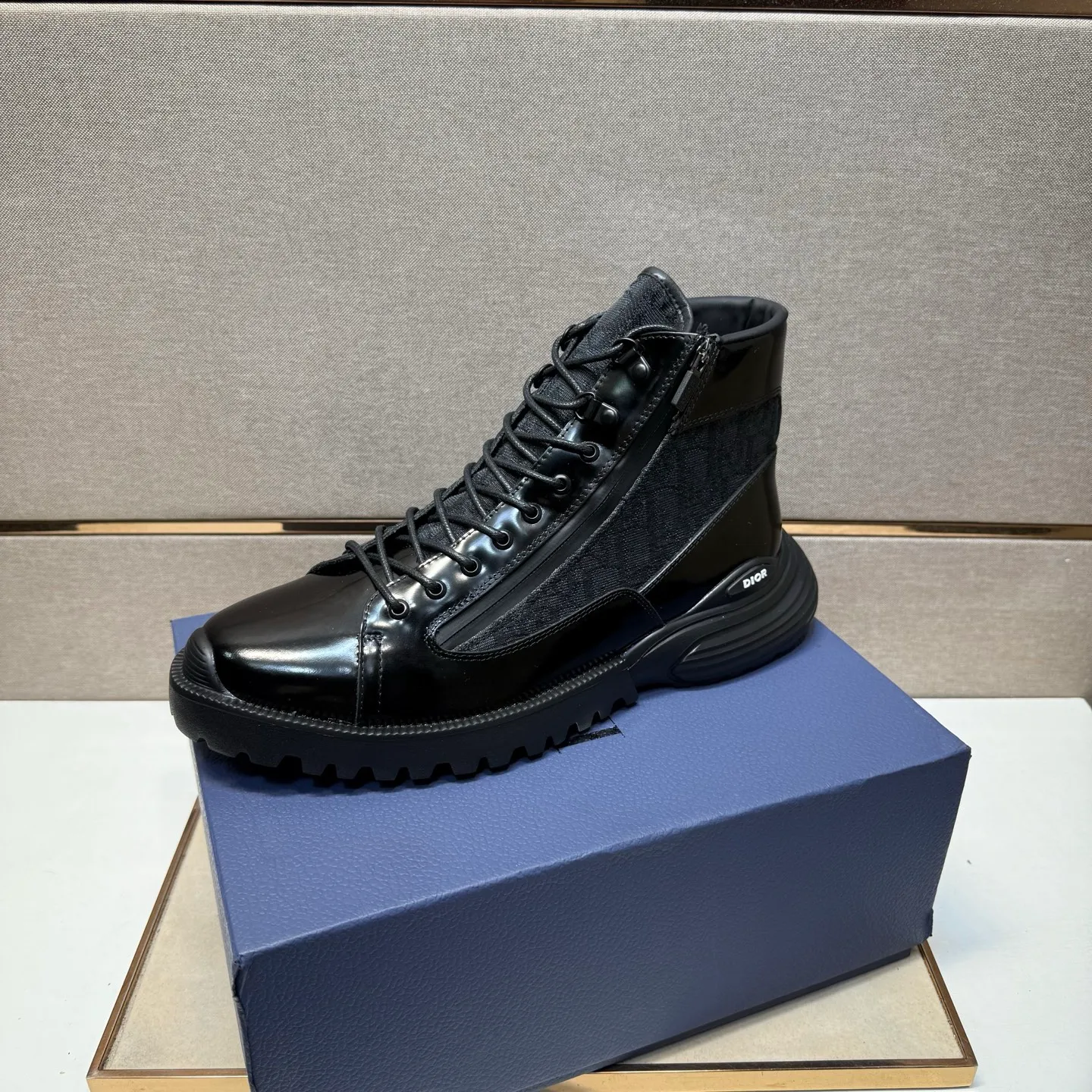 ⬛️Men's shoes 💰p580 [Dior~] Men's casual high-top shoes 2025z cabinet sales simultaneously 🔶Size: 39-44 #️⃣ 🔷2 colors🔜The upper is made of multi-material splicing➕Genuine leather lining, comfortable and breathable, sole: original comfortable and wear-resistant outsole, ⚠️Real shot📱Photographed🎬The real thing is better📢📢📢